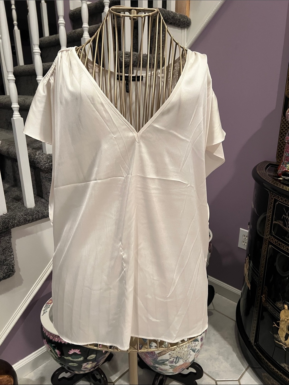 White House Black Market Ivory V-Neck Short Sleeve Blouse